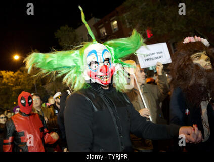 Une personne porte un masque de clown effrayant tout en prenant part à la 43e parade annuelle de l'Halloween le 31 octobre 2016 dans la ville de New York. Des milliers de personnes participent à la parade qui dispose de méthodes traditionnelles et non traditionnelles, les costumes des danseurs, marionnettes géantes et de la musique. Monika Graff/UPI Banque D'Images