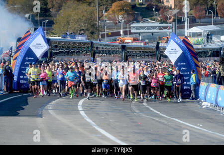 Les concurrents traversent la Verrazano Bridge au début de la course à la TCS NYRR New York City Marathon de New York le 6 novembre 2016. 50 000 coureurs de la Big Apple et à travers le monde a couru à travers les cinq quartiers sur un parcours qui serpente dans le Verrazano Bridge avant de franchir la ligne d'arrivée par Tavern on the Green dans Central Park. Photo par Dennis Van Tine/UPI Banque D'Images