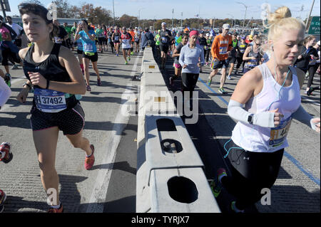 Les concurrents traversent la Verrazano Bridge au début de la course à la TCS NYRR New York City Marathon de New York le 6 novembre 2016. 50 000 coureurs de la Big Apple et à travers le monde a couru à travers les cinq quartiers sur un parcours qui serpente dans le Verrazano Bridge avant de franchir la ligne d'arrivée par Tavern on the Green dans Central Park. Photo par Dennis Van Tine/UPI Banque D'Images