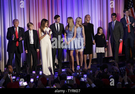 Le président élu des États-Unis Donald Trump arrive avec sa famille à faire son discours d'acceptation à la New York Hilton Midtown le 8 novembre 2016 à New York. Trump stupéfié le monde politique en battant Hillary Clinton. Photo de John Angelillo/UPI Banque D'Images