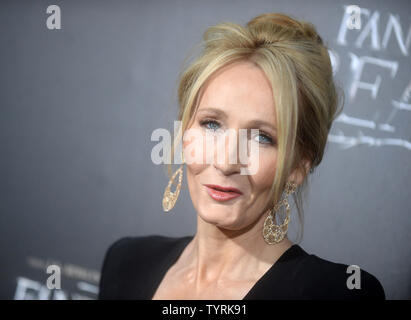 Rowling arrive sur le tapis rouge à la "Vie et habitat des animaux fantastiques" Première mondiale à l'Alice Tully Hall, Lincoln Center le 10 novembre 2016 à New York. Photo par Dennis Van Tine/UPI Banque D'Images