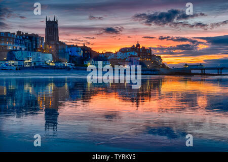 La ville de Cromer reflétée dans le sable humide à lowtide Banque D'Images