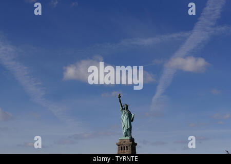 La Statue de la liberté se dresse sur Liberty Island à New York Harbor quand Mittenaere Iris Miss Univers de la France prend une croisière le 10 février 2017 à New York. Iris a été couronnée Miss Univers Dimanche 29 Janvier, aux Philippines, et c'est son premier voyage à New York City. Photo de John AngelilloUPI Banque D'Images