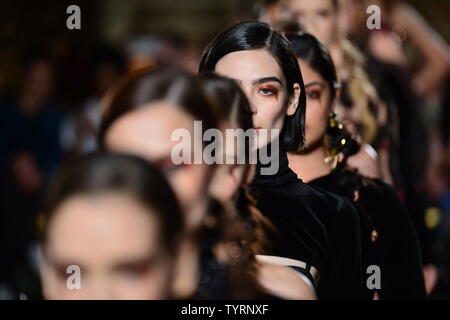 Marche des modèles sur la piste à la Christian Siriano fashion show à New York Fashion Week : l'hôtel Plaza le 11 février 2017 à New York. Photo par Andrea Hanks/UPI Banque D'Images