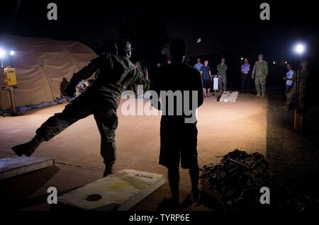 U.S. Air Force le général Richard Clark, commandant de la 3e Air Force, joue avec des aviateurs cornhole 768e Escadron expéditionnaire de la base de l'Air Base Aérienne 101, à Niamey, Niger, le 23 novembre, 2016. Au cours d'un voyage de trois jours, Clark s'est rendu en Europe et en Afrique des aviateurs qui appuient l'Armée de l'air en matière de renseignement, surveillance et reconnaissance mission. C'était la première visite de Clark NAS Sigonella, Niamey et Agadez comme commandant de l'Armée de l'air 3. Banque D'Images