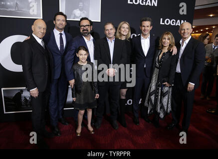 Patrick Stewart, Dafne Keen et Hugh Jackman arrivent sur le tapis rouge à la 'Logan' New York projection spéciale au Rose Theatre, Jazz at Lincoln Center le 24 février 2017 à New York. Photo de John Angelillo/UPI Banque D'Images