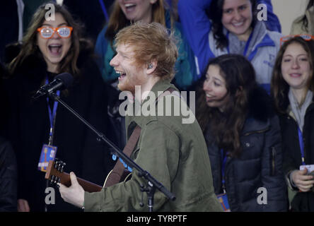 Ed Sheeran joue sur le NBC Today Show du Rockefeller Center à New York le 8 mars 2017. Ed Sheeran ont interprété des chansons de son troisième album studio, "diviser", devant une foule de fans. Photo de John Angelillo/UPI Banque D'Images