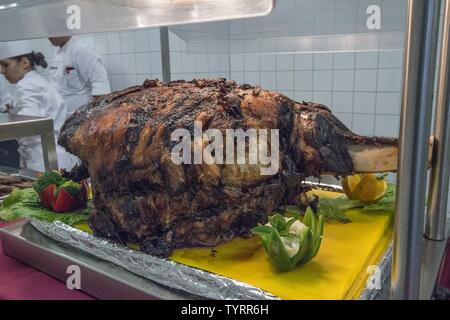 Les soldats et les membres de la famille ont assisté à la célébration de l'action de grâce le déjeuner à Les Ailes de la victoire de la salle à manger, Katterbach Kaserne, Ansbach, Allemagne, le 23 novembre 2016. Banque D'Images