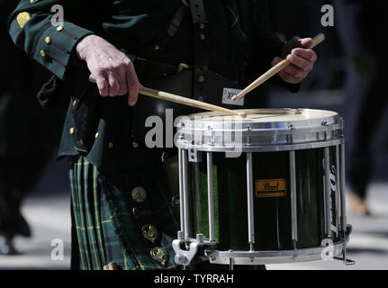 Un batteur dans une fanfare se déplace vers le haut le parcours du défilé au défilé de la Saint-Patrick sur la Cinquième Avenue à New York City le 17 mars 2017. Le New York City Parade de la Saint Patrick est la plus ancienne et la plus grande Parade de la Saint Patrick dans le monde. La première parade a eu lieu le 17 mars 1762. Photo de John Angelillo/UPI Banque D'Images