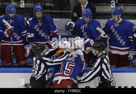 Rangers de New York Tanner Glass et New York Islanders Scott Mayfield jeter poinçons comme ils se battent dans la 2e période objectif au Madison Square Garden de New York le 22 mars 2017. Photo de John Angelillo/UPI Banque D'Images