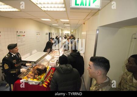 Les soldats et les membres de la famille ont assisté à la célébration de l'action de grâce le déjeuner à Les Ailes de la victoire de la salle à manger, Katterbach Kaserne, Ansbach, Allemagne, le 23 novembre 2016. Banque D'Images