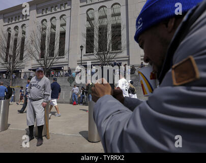 Eddy Stokes (R) prend une photo de Kevin Tracy, qui est habillé comme Babe Ruth, dans Babe Ruth Plaza avant le jour de l'ouverture de New York Yankees MLB jeu avec les Rays de Tampa Bay au Yankee Stadium de New York, le 10 avril 2017. Photo par Ray Stubblebine/UPI Banque D'Images