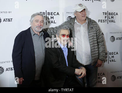 Robert De Niro, Burt Reynolds et Chevy Chase arrivent sur le tapis rouge à la 'Dog' Premiere pendant 2017 ans Tribeca Film Festival au Cinepolis Chelsea le 22 avril 2017 à New York. Photo de John Angelillo/UPI Banque D'Images