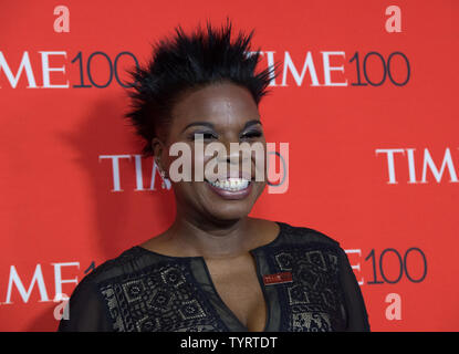 Leslie Jones arrive sur le tapis rouge à la fois 100 Gala au Frederick P. Rose Hall, Maison du Jazz at Lincoln Center, à New York le 26 avril 2017. 100 Temps célèbre TIME Magazine's liste des 100 personnes les plus influentes dans le monde. Photo par Bryan R. Smith/UPI Banque D'Images