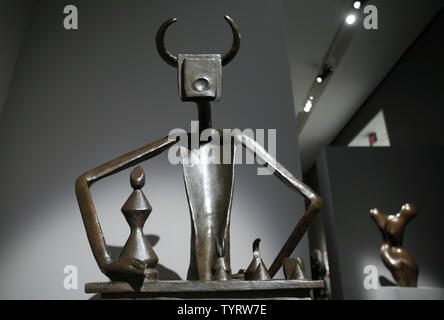 Une sculpture de Max Ernst intitulé 'Le Roi jouant avec la Queen' est sur l'affichage à un aperçu des médias pour Sotheby's New York evening enchères d'art impressionniste et moderne (16 mai) et de l'Art Contemporain (18 mai), et historiquement exceptionnelle-exemples importants de peinture et sculpture des 20e et 21e siècles, chez Sotheby's à New York le 5 mai 2017. Photo de John Angelillo/UPI Banque D'Images