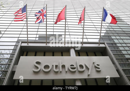 Drapeaux pendent au-dessus de l'entrée de Sotheby's après un aperçu du média pour Sotheby's New York evening enchères d'art impressionniste et moderne (16 mai) et de l'Art Contemporain (18 mai), et historiquement exceptionnelle-exemples importants de peinture et sculpture des 20e et 21e siècles, chez Sotheby's à New York le 5 mai 2017. Photo de John Angelillo/UPI Banque D'Images