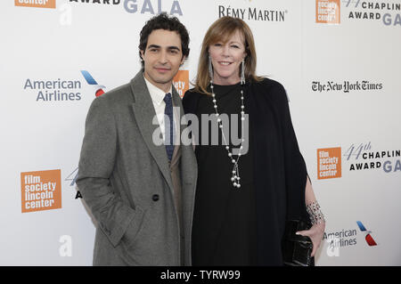 Zac Posen et TriBeCa Film Institute co-fondateur Jane Rosenthal arrivent sur le tapis rouge lors de la 44e Gala Prix Chaplin Robert De Niro au David H. Koch Theater au Lincoln Center le 8 mai 2017 à New York. Photo de John Angelillo/UPI Banque D'Images