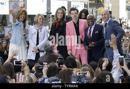 Hoda Kotb, Savannah Guthrie, Al Roker et Matt Lauer sur scène avec Harry Styles lorsqu'il exécute sur le NBC Today Show du Rockefeller Center à New York le 9 mai 2017. Photo de John Angelillo/UPI Banque D'Images