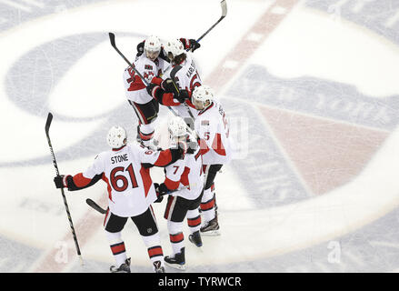 Jean-Gabriel Pageau des Sénateurs d'Ottawa célèbre avec Erik Karlsson et le reste de l'équipe sur la glace après qu'il marque un but dans le filet désert 3e période contre les Rangers de New York dans le jeu 6 de leur 2ème tour de la Conférence de l'Est de la série éliminatoire de la Coupe Stanley de la LNH au Madison Square Garden de New York le 9 mai 2017. Les sénateurs défait les Rangers 4-2 et gagne la série 4-2. Photo de John Angelillo/UPI Banque D'Images