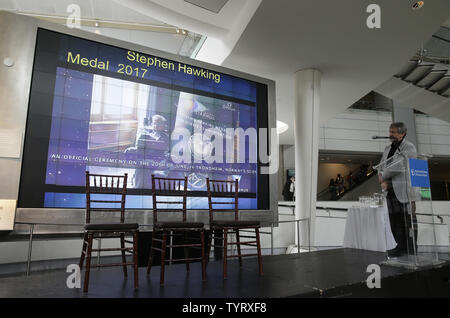 Stephen Hawking physicien théorique envoie un message vidéo à une conférence de presse annonçant les gagnants du 2017 médaille Stephen Hawking à l'American Museum of Natural History Rose Center for Earth and Space le 5 juin 2017 à New York. La prestigieuse médaille Stephen Hawking reconnaît les contributions exceptionnelles à la science de la communication et la sensibilisation du public à travers différentes disciplines telles que l'enseignement des sciences, de la musique, des arts et du cinéma. Pour la première fois, la médaille est décernée à un scientifique américain, le Dr Neil deGrasse Tyson. Photo de John Angelillo/UPI Banque D'Images