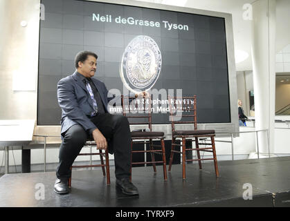 M. Neil deGrasse Tyson se trouve sur la scène d'une conférence de presse annonçant les gagnants du 2017 médaille Stephen Hawking à l'American Museum of Natural History Rose Center for Earth and Space le 5 juin 2017 à New York. La prestigieuse médaille Stephen Hawking reconnaît les contributions exceptionnelles à la science de la communication et la sensibilisation du public à travers différentes disciplines telles que l'enseignement des sciences, de la musique, des arts et du cinéma. Pour la première fois, la médaille est décernée à un scientifique américain, le Dr Neil deGrasse Tyson. Photo de John Angelillo/UPI Banque D'Images