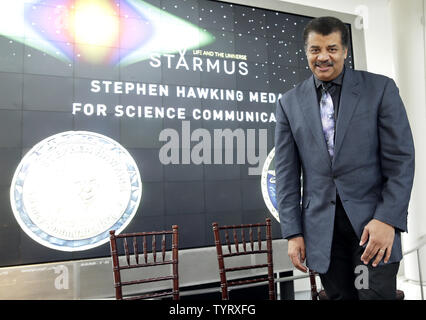 M. Neil deGrasse Tyson arrive à une conférence de presse annonçant les gagnants du 2017 médaille Stephen Hawking à l'American Museum of Natural History Rose Center for Earth and Space le 5 juin 2017 à New York. La prestigieuse médaille Stephen Hawking reconnaît les contributions exceptionnelles à la science de la communication et la sensibilisation du public à travers différentes disciplines telles que l'enseignement des sciences, de la musique, des arts et du cinéma. Pour la première fois, la médaille est décernée à un scientifique américain, le Dr Neil deGrasse Tyson. Photo de John Angelillo/UPI Banque D'Images