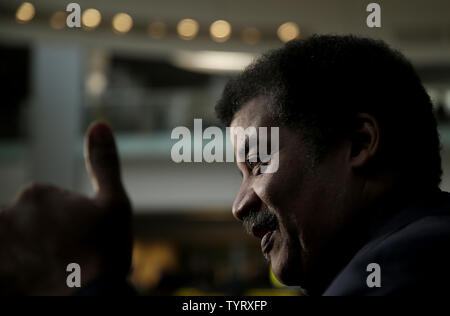 M. Neil deGrasse Tyson est interviewé avant une conférence de presse annonçant les gagnants du 2017 médaille Stephen Hawking à l'American Museum of Natural History Rose Center for Earth and Space le 5 juin 2017 à New York. La prestigieuse médaille Stephen Hawking reconnaît les contributions exceptionnelles à la science de la communication et la sensibilisation du public à travers différentes disciplines telles que l'enseignement des sciences, de la musique, des arts et du cinéma. Pour la première fois, la médaille est décernée à un scientifique américain, le Dr Neil deGrasse Tyson. Photo de John Angelillo/UPI Banque D'Images