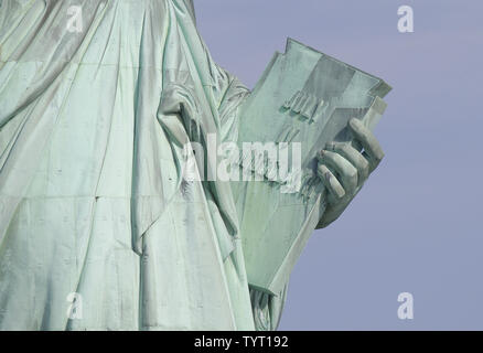 La Statue de la liberté est titulaire d'une tablette avec la date imprimée de juillet IV se dresse sur Liberty Island le 21 août 2017 dans la ville de New York. Aujourd'hui l'éclipse solaire totale anticipée va assombrir le ciel à partir de l'Oregon jusqu'à la Caroline du Sud comme la Lune passe entre la terre et le Soleil. La dernière fois que les États contigus des États-Unis a vu une éclipse solaire totale était en 1979, et le prochain ne sera pas jusqu'à 2024. Photo de John Angelillo/UPI Banque D'Images