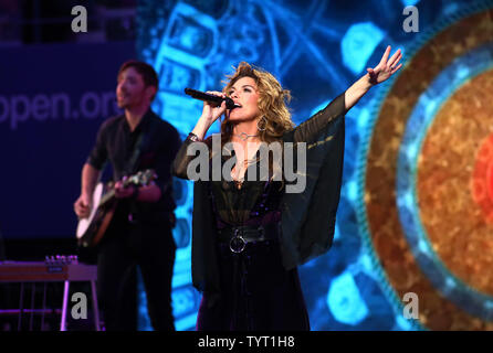 Shania Twain effectue lors de l'ouverture de l'Arthur Ashe Stadium de l'USTA Billie Jean King National Tennis Center à New York le 28 août 2017. Monika Graff/UPI Banque D'Images