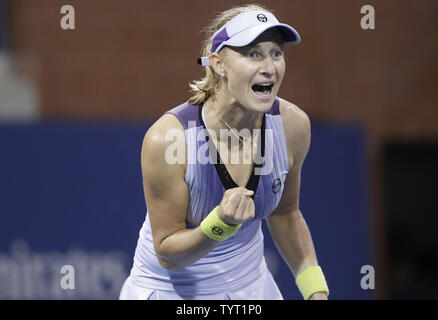 Ekaterina Makarova de la Russie célèbre après avoir gagné un point contre Caroline Wozniacki du Danemark sur le court 17 au deuxième tour à l'US Open 2017 Tennis Championships à l'USTA Billie Jean King National Tennis Center à New York le 30 août 2017. Photo de John Angelillo/UPI Banque D'Images