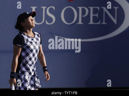 Risa Ozaki du Japon réagit après avoir perdu un point de Shuai Zhang de Chine sur le court 17 au deuxième tour à l'US Open 2017 Tennis Championships à l'USTA Billie Jean King National Tennis Center à New York le 31 août 2017. Photo de John Angelillo/UPI Banque D'Images