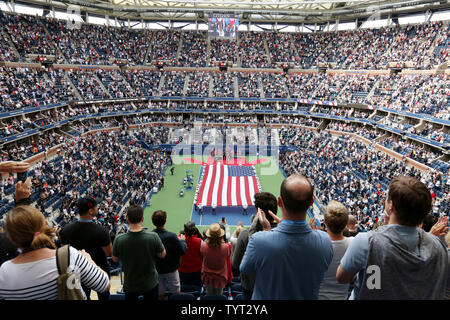 Un immense drapeau américain s'affiche pendant la cérémonie d'ouverture des finales du championnat de match à l'US Open Tennis Championships à l'USTA Billie Jean King National Tennis Center à New York le 10 septembre 2017. Monika Graff/UPI. Banque D'Images