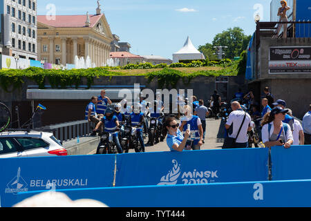 MINSK, BELARUS - 25 juin 2019 : la sécurité des cyclistes en attente de coureurs dans les hommes Start Split course individuelle à la 2ème épreuve des Jeux européen le 25 juin, 2019 dans Banque D'Images