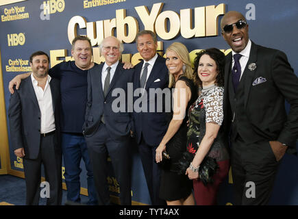 Jeff Schaffer, Jeff Garlin, Larry David, Richard Plepler, Cheryl Hines, Susie Essman et J. B. Courvoisier arrivent sur le tapis rouge à la 'Curb Your Enthusiasm' Saison 9 première mondiale au Théâtre SVA le 27 septembre 2017 à New York. Photo de John Angelillo/UPI Banque D'Images