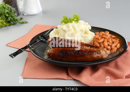 Avec la purée de pommes de terre, saucisses chorizo, haricots Banque D'Images