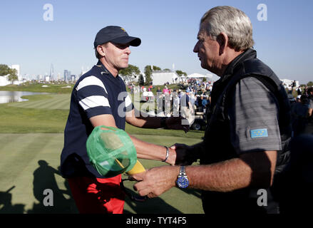 Nick : capitaine de l'équipe internationale félicite Steve Stricker le capitaine de l'équipe américaine après Daniel Berger remporte son match de simple rabattement la victoire pour les USA au Présidents lors de la Coupe des Présidents le 1 octobre 2017 à Liberty National Golf Club à Jersey City, New Jersey. Photo de John Angelillo/UPI Banque D'Images