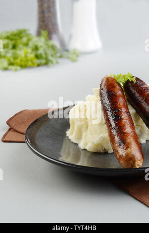 Avec la purée de pommes de terre, saucisses chorizo Banque D'Images