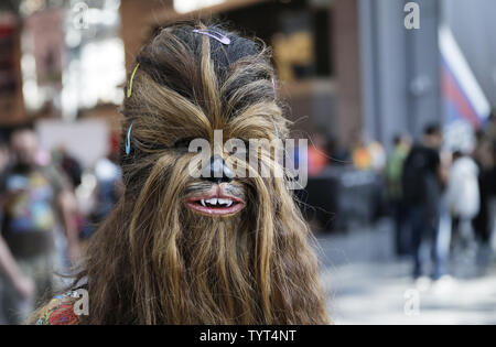 Cosplayeur habillé en Star Wars Chewbacca promenades à travers New York Comic Con au Centre Jacob K. Le 5 octobre 2017 à New York. Le New York Comic Con est un fan de la ville de New York convention consacrée à la bd, romans graphiques, anime, manga, jeux vidéo, jouets, les films, et la télévision. Elle a eu lieu pour la première fois en 2006. Photo de John Angelillo/UPI Banque D'Images