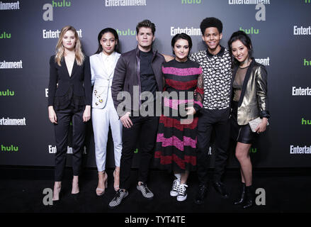 Virginia Gardner, Allegra Acosta, Gregg Sulkin, Ariela Barer, Rhenzy Feliz et Lyrica Okano arrivent sur le tapis rouge de Hulu New York Comic Con après le travail à la Club homard le 6 octobre 2017 à New York. Photo de John Angelillo/UPI Banque D'Images