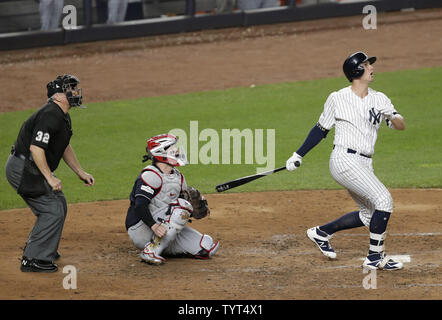 New York Yankees Greg Bird frappe un home run en solo dans la 7e manche contre les Indians de Cleveland dans le jeu 3 dans le 2017 Playoffs MLB Ligue américaine série divisionnaire au Yankee Stadium de New York le 8 octobre 2017. Photo de John Angelillo/UPI Banque D'Images