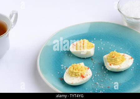 Libre oeufs farcis avec le paprika et le sel Banque D'Images