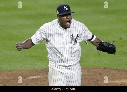 Le lanceur partant des Yankees de New York Luis Severino réagit après la finale dans le haut de la 7e manche contre les Indians de Cleveland dans la ligue américaine 2017 MLB Playoffs série divisionnaire au Yankee Stadium de New York le 9 octobre 2017. Photo de John Angelillo/UPI Banque D'Images