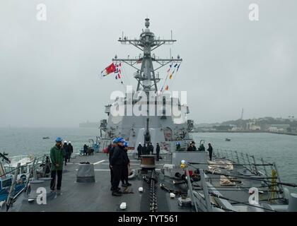 AUCKLAND, Nouvelle-Zélande (nov. 25, 2016) de la classe Arleigh Burke destroyer lance-missiles USS Sampson (DDG 102) part de la base navale de Devonport. Sampson fera rapport au Troisième flotte américaine, basée à San Diego, lors d'un déploiement à l'ouest du Pacifique dans le cadre de la flotte américaine du Pacifique visant à étendre la fonctions de commandement et de contrôle de la flotte de tiers dans la région. Banque D'Images