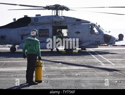 Océan Pacifique (nov. 25, 2016) marins affectés à la meute de l'Escadron d'hélicoptères grève maritime (HSM) 75 et caler une chaîne Sea Hawk MH-60R hélicoptère à l'envol du porte-avions USS Nimitz (CVN 68). Nimitz est actuellement en cours la conduite du navire, la disponibilité de la formation sur mesure et l'évaluation finale Problème (TSTA/FEP), qui évalue l'équipage sur leur rendement au cours des exercices de formation et des scénarios du monde réel. Une fois terminée, TSTA Nimitz/FEP ils commenceront Conseil d'Inspection et enquête (INSURV) et l'unité de formation Composite (Exercice COMPTUEX) en préparation d'un upcomin Banque D'Images