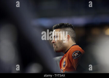 Astros de Houston José Altuve se trouve dans le creusé dans la 7e manche contre les Yankees de New York dans le jeu 4 de la MLB Playoffs 2017 American League Championship Series au Yankee Stadium de New York le 17 octobre 2017. Photo de John Angelillo/UPI Banque D'Images