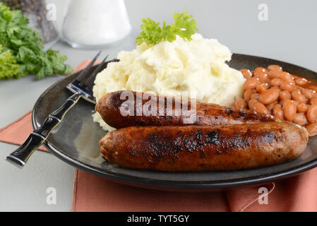 De gros plan avec saucisses chorizo purée de pommes de terre et haricots blancs Banque D'Images