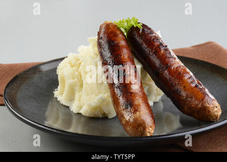 De gros plan avec la purée de pommes de terre, saucisses chorizo Banque D'Images