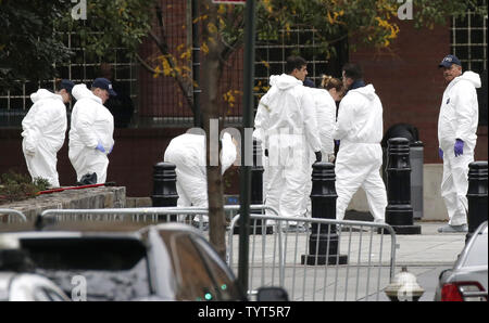 Les travailleurs continuent à recueillir les preuves autour de Home Depot chariot utilisé pour frapper les piétons en laissant 8 morts et plus d'une douzaine de blessés la veille dans le sud de Manhattan le 1 novembre 2017 à New York. Le suspect en détention, Sayfullo Habibullaevic délibérément, a conduit un camion loué Home Depot sur une longue piste cyclable à proximité du World Trade Center dans le lower Manhattan, tuant huit personnes et blessant grièvement 11 autres, puis est sorti de la voiture en criant et en brandissant des imitations d'armes à feu avant qu'il a été abattu par la police. Photo de John Angelillo/UPI Banque D'Images