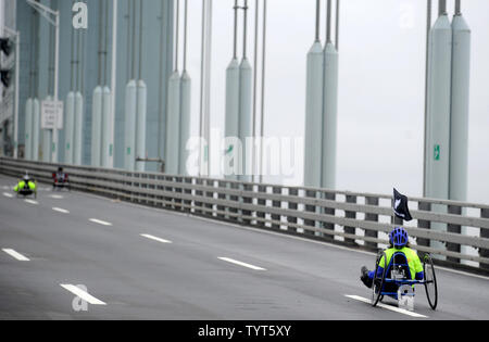 Coureurs traversent le Verrazano Narrows Bridge quand ils sont en concurrence dans le NYRR TCS New York City Marathon de New York le 5 novembre 2017. 50 000 coureurs de la Big Apple et à travers le monde a couru à travers les cinq quartiers sur un parcours qui serpente dans le Verrazano Bridge avant de franchir la ligne d'arrivée par Tavern on the Green dans Central Park. Photo par Dennis Van Tine/UPI Banque D'Images