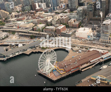 Vue aérienne de la Grande Roue de Seattle, une grande roue au Quai 57 sur la baie Elliott à Seattle, Washington. Banque D'Images